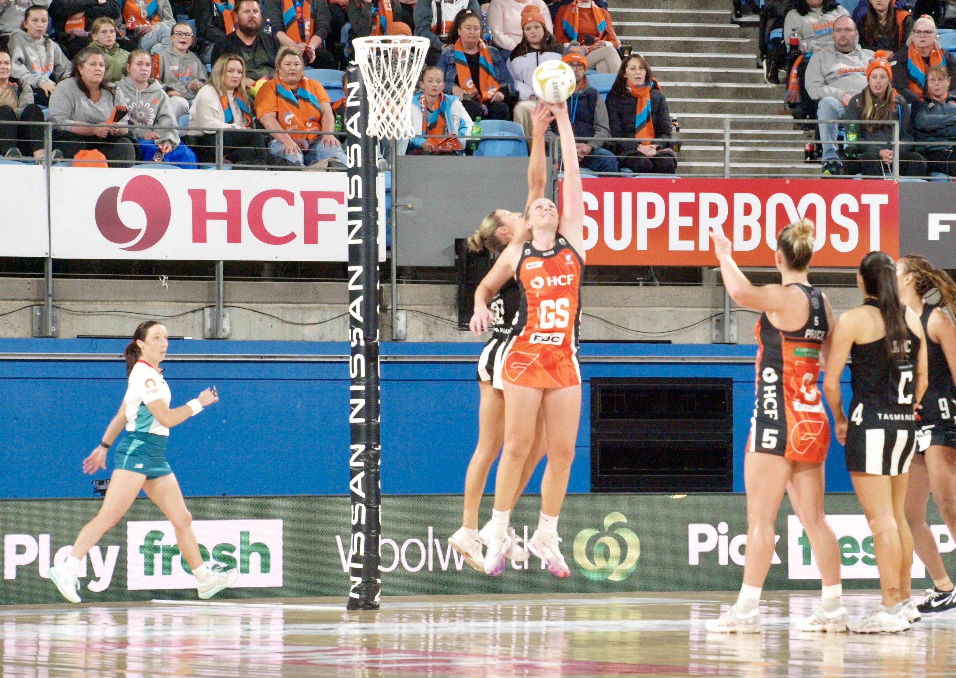 Jo Harten (front) and Jacqui Newton compete for a ball in the 2022 Suncorp Super Netball. Image: Raheemah Bolkiah