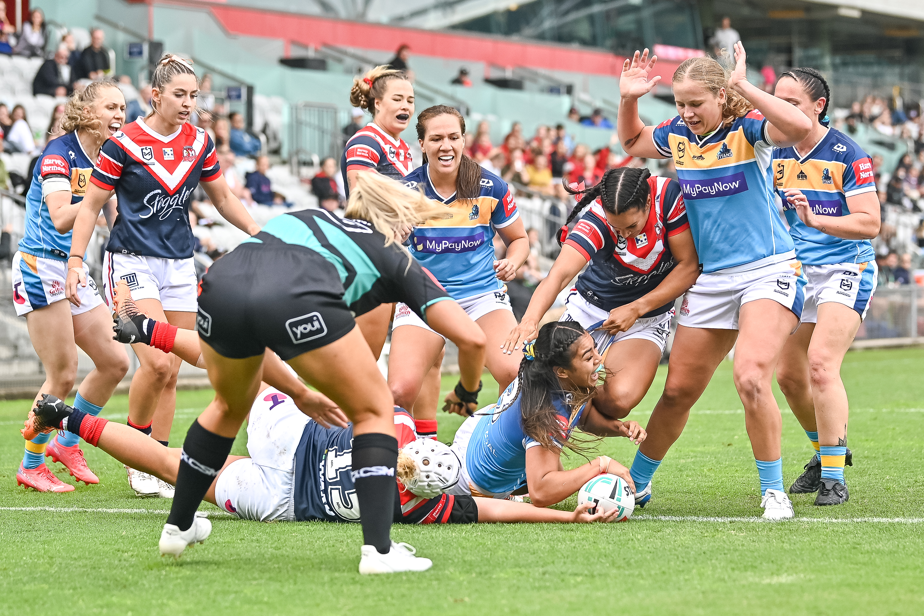 Jasmine Peters scores a try in the Titans' Round 2 match against the Roosters. Photo credit: Amy Halpin / AH Imagery