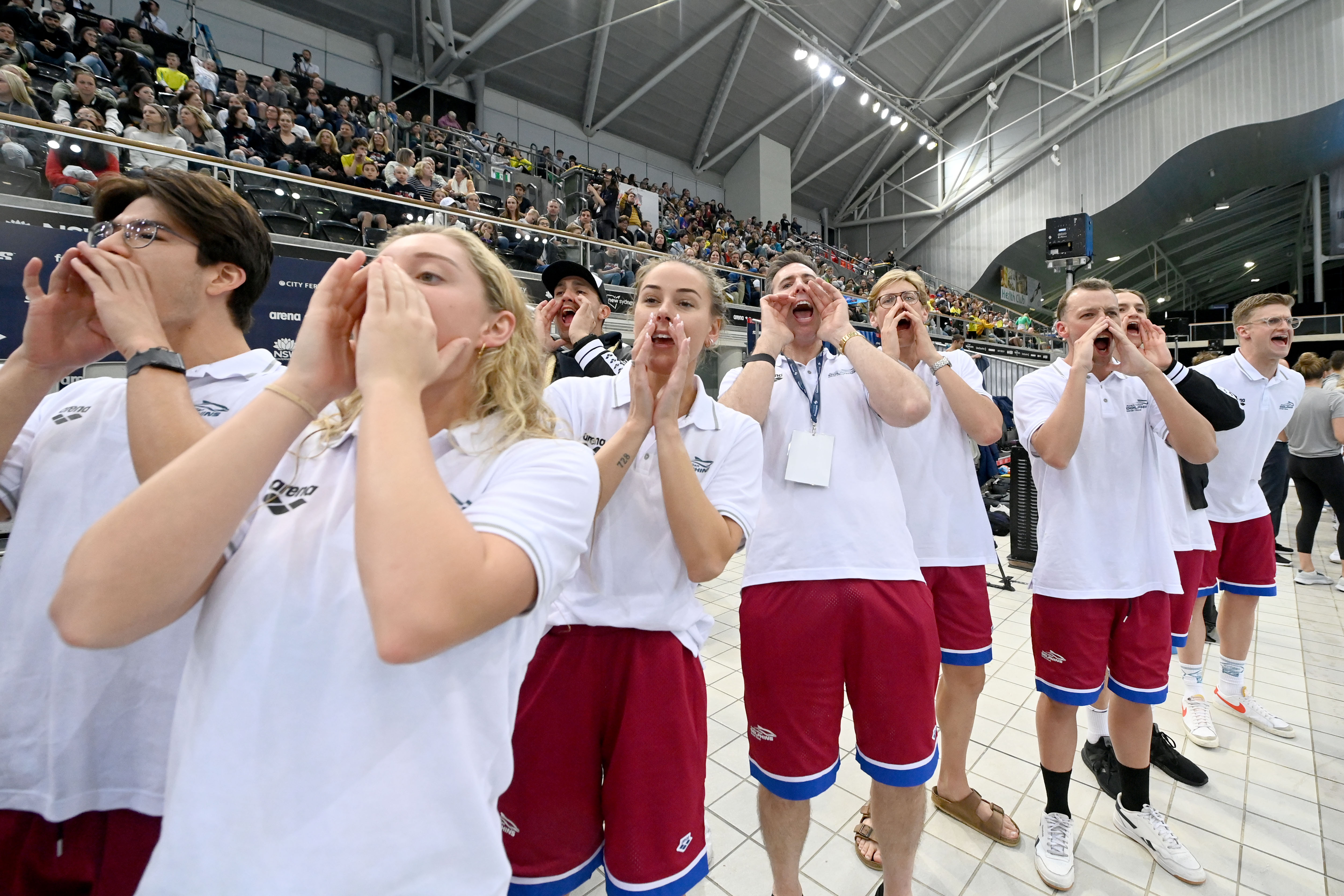 The Aussie team in full voice by the side of the pool, including team captain Grant Hackett (centre). Image: Delly Carr / Swimming Australia