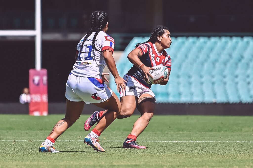 Sarah Togatuki runs towards Rangimarie Edwards-Bruce in Round 3 of the NRLW. Image: Amy Halpin