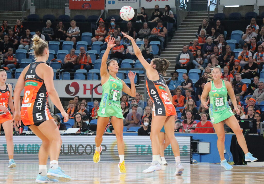 Amy Parmenter challenges Verity Simmons in the Giants win over the Fever. Image: Emma Dayan