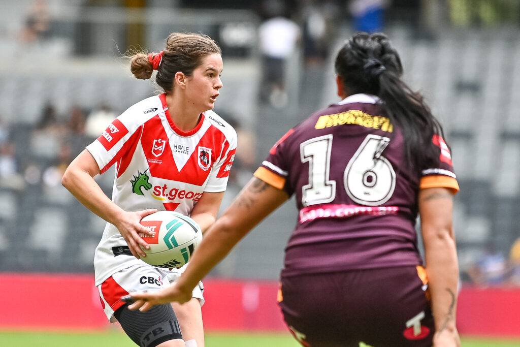 Rachael Pearson lines up a pass. Image: Amy Halpin