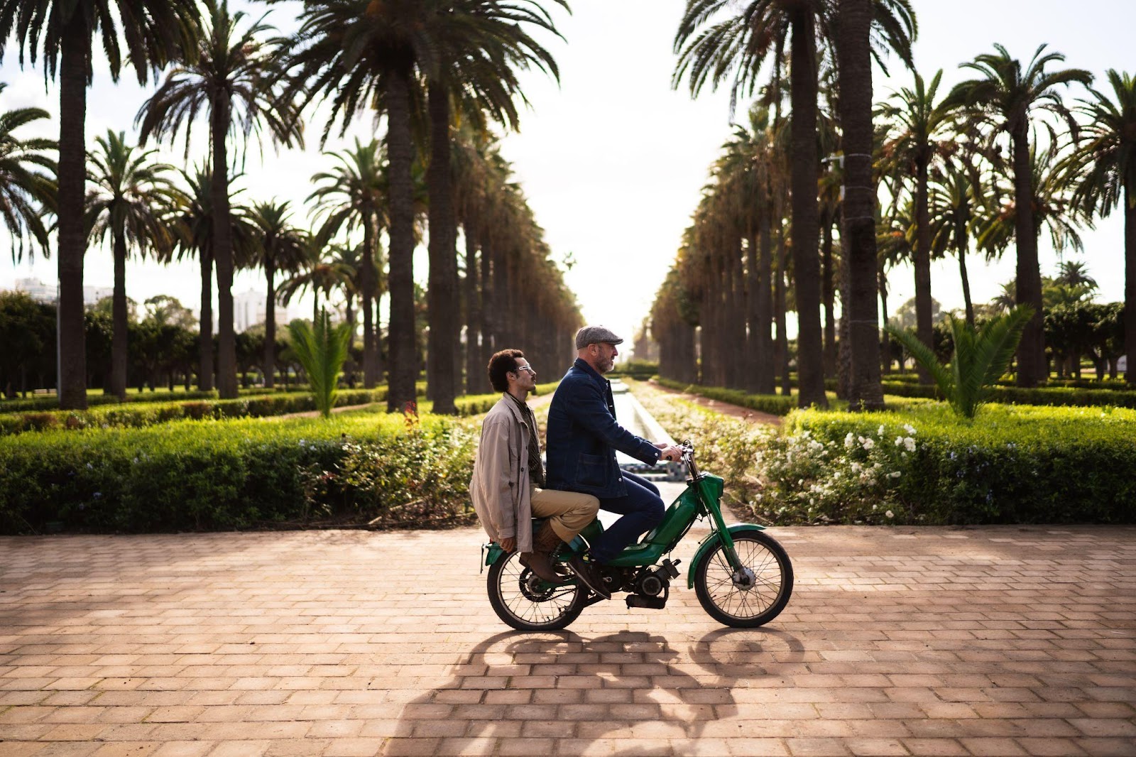 Eric Cantona in viaggia in motorino