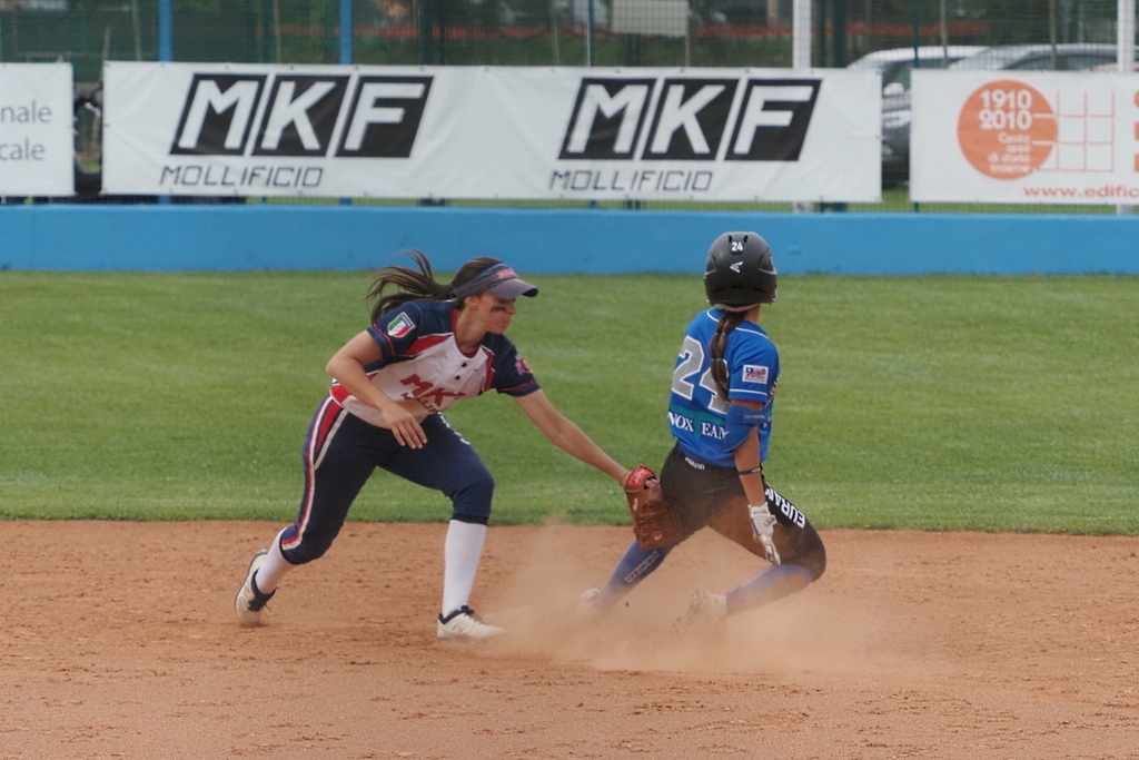 Lara Cecchetti (Bollate) e Fabrizia Marrone (Saronno) in un’azione di gioco (credit Davide Carabelli)