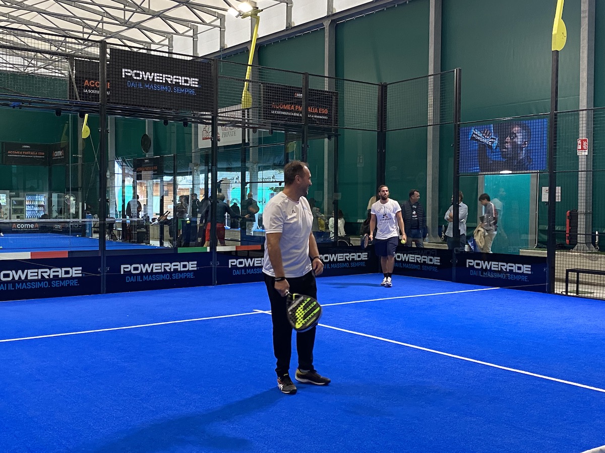 Pierluigi Casiraghi mentre gioca al Milano City Padel