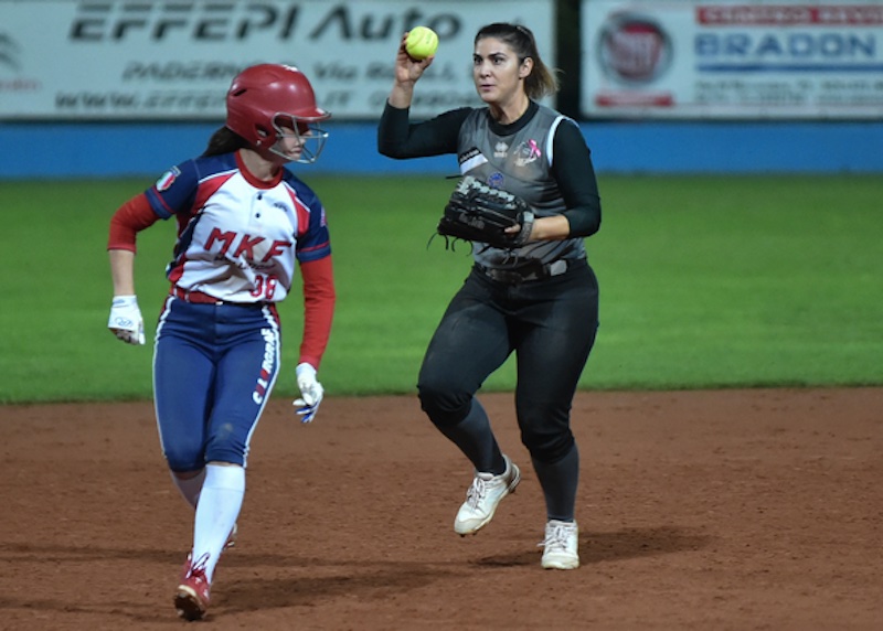 Beatrice Ricchi (Forlì) intrappola Sara Camisasca (Bollate) in gara 2 della Serie A1 Softball 2021