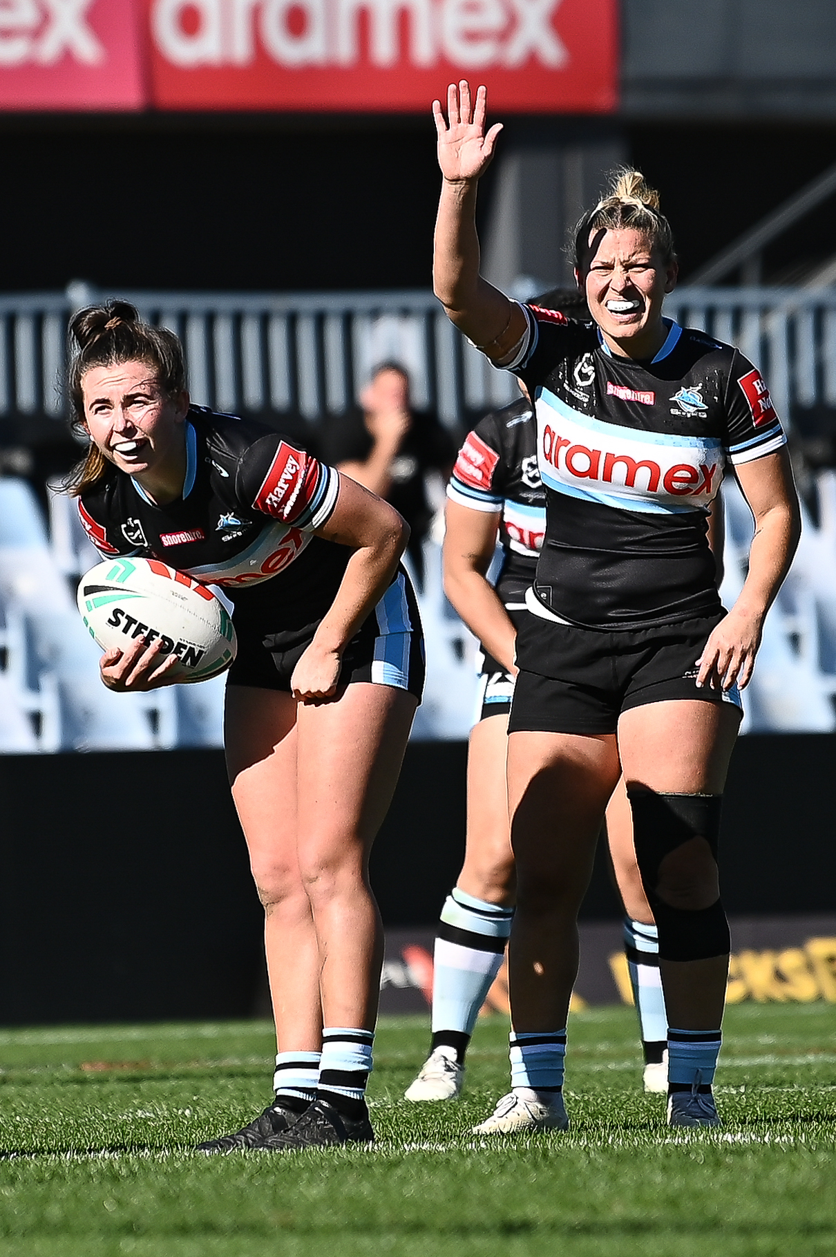 Ellie Johnston stands in support ready to carry the ball from dummy half. Image: Amy Halpin / AH Imagery