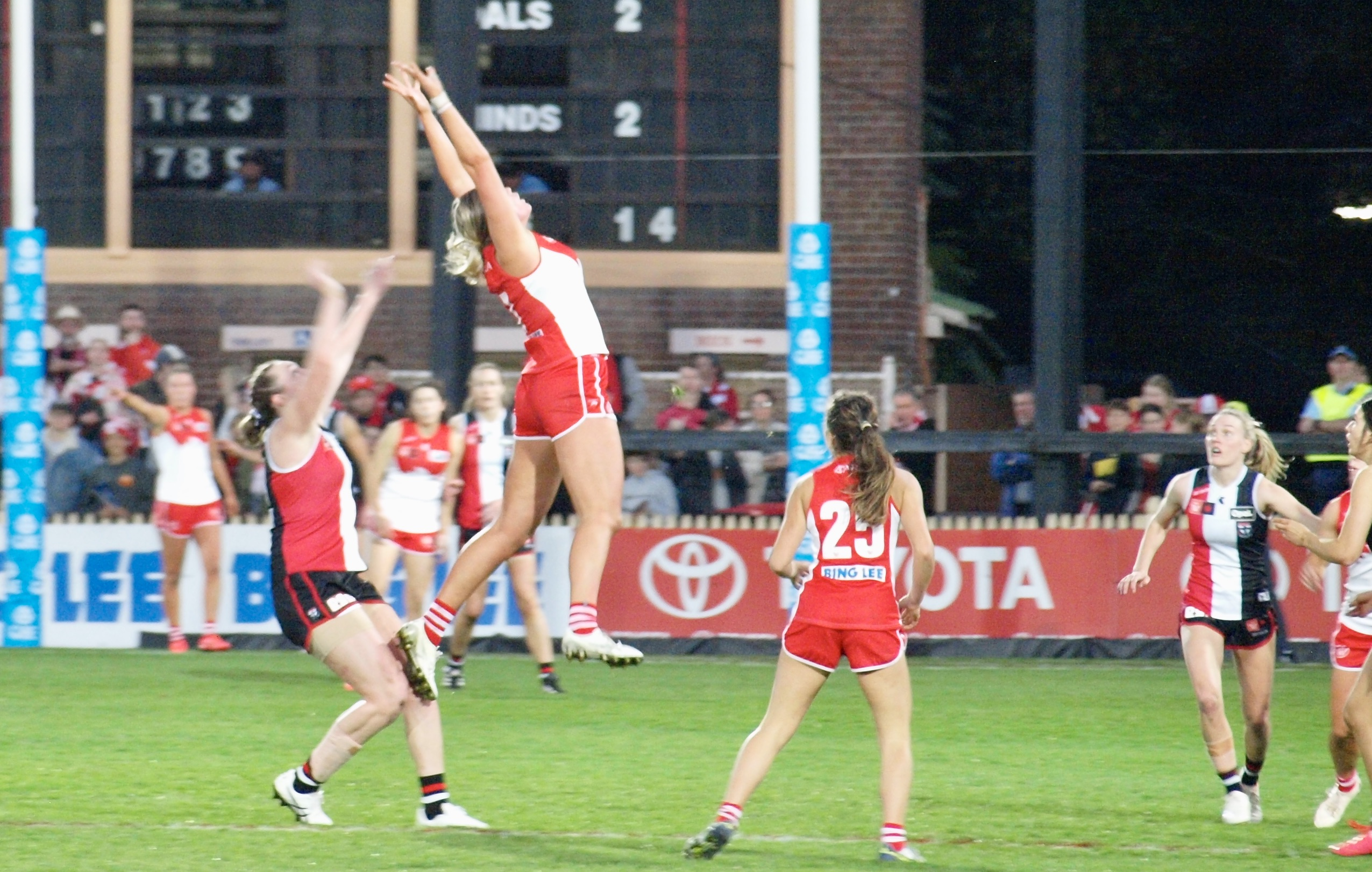 Ally Morphett leaps in front of Erin McKinnon for the football. 