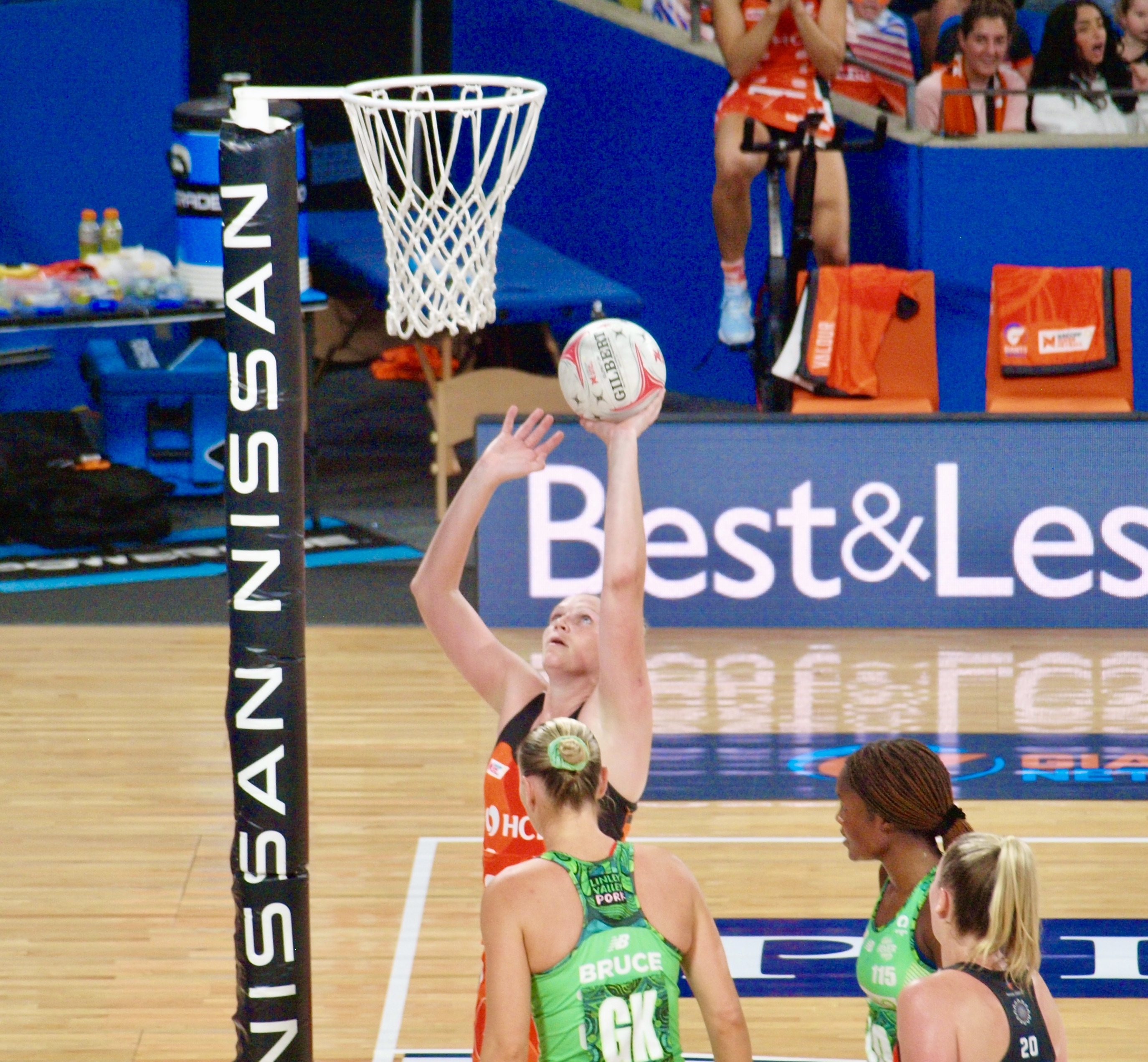 Jo Harten shoots for the Giants, in her return game for 2023. Image: Dan Coppel