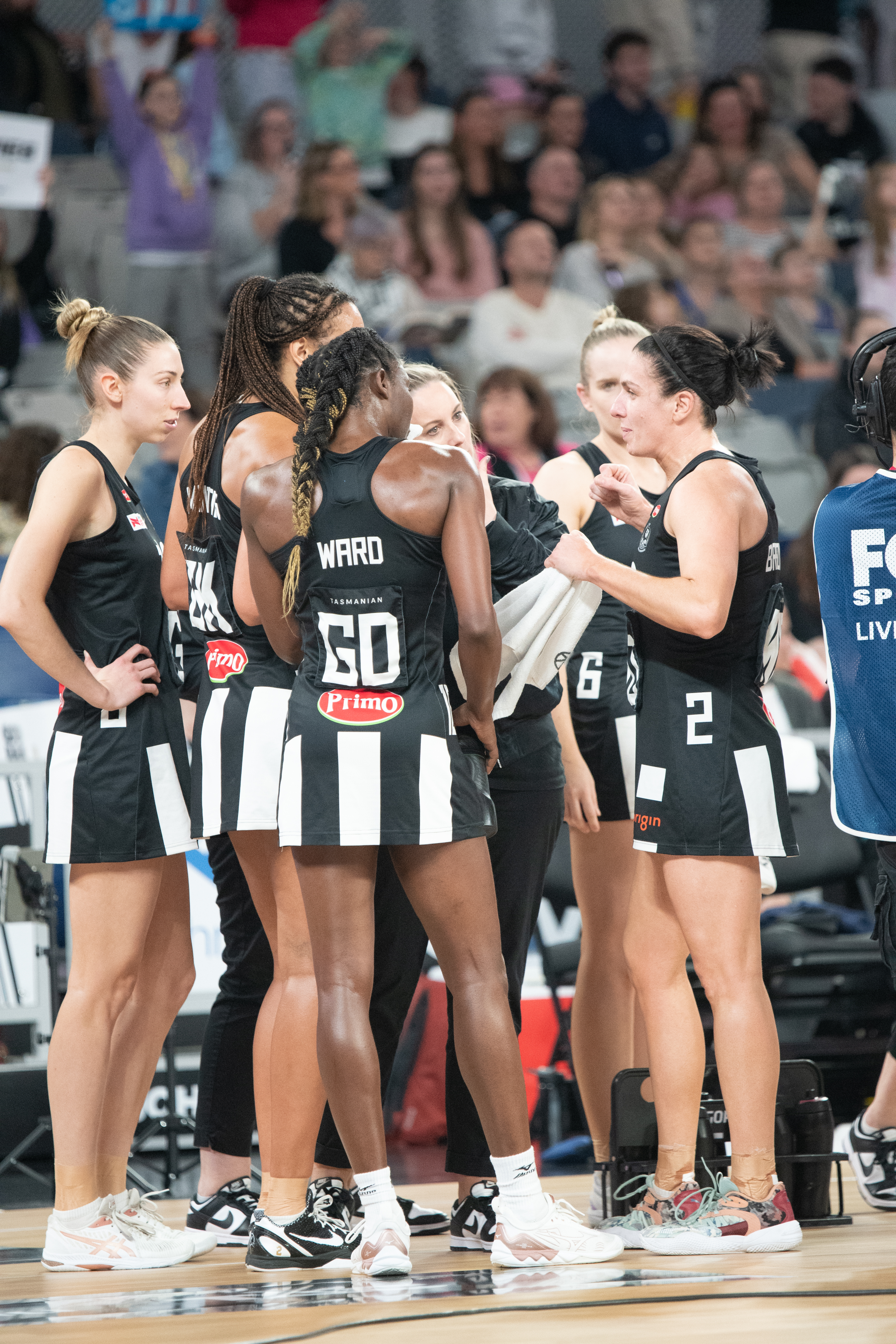 Collingwood players huddle during their match against the Giants. Image: Nigel Barrie