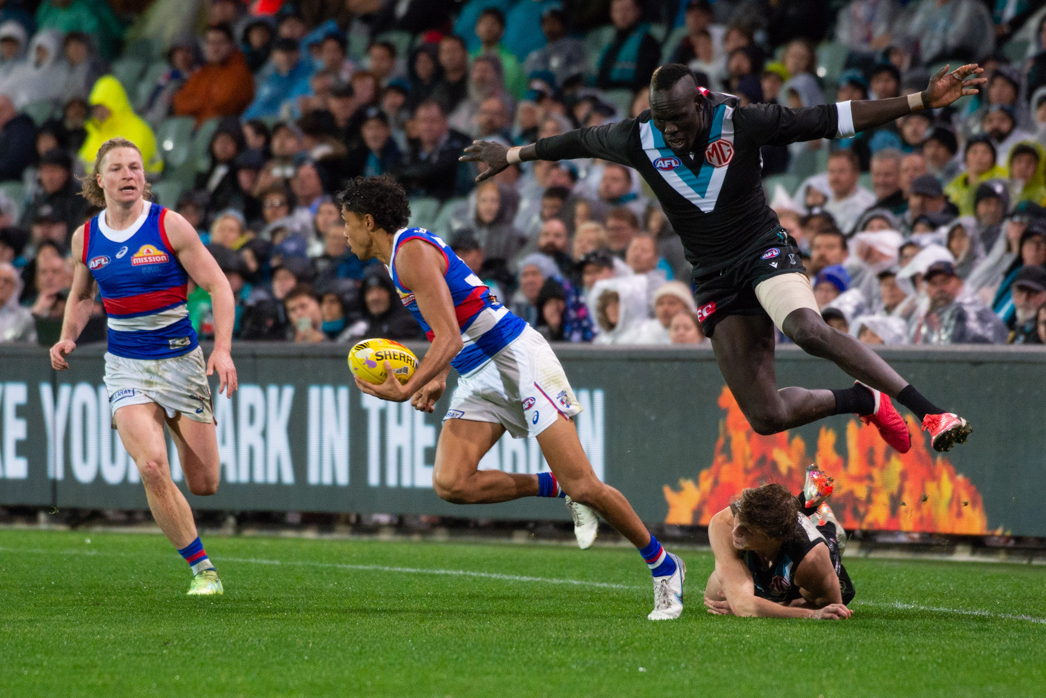 Arthur Jones escapes the clutches of Aliir Aliir for the Bulldogs. Image: Dani Brown