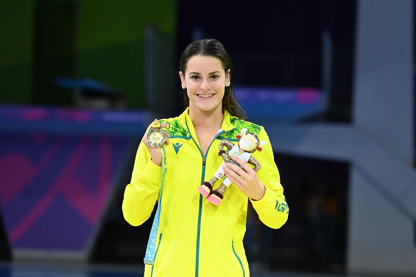 Kaylee McKeown with one of her gold medals from the Birmingham Commonwealth Games. Image: Australian Dolphins / Supplied