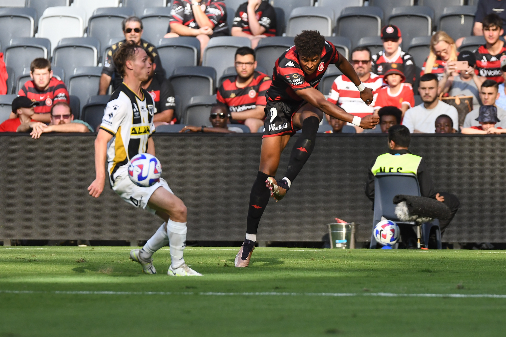 Kusini Yengi plays the ball in front of Edward Caspers