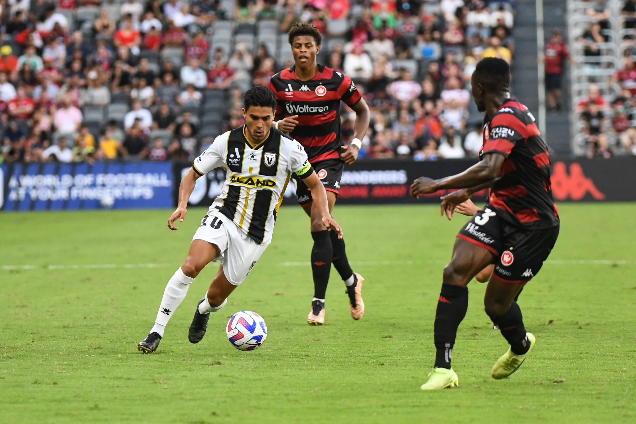 Ulises Alejandro Plascencia's attack is shepherded by Adama Traoré.