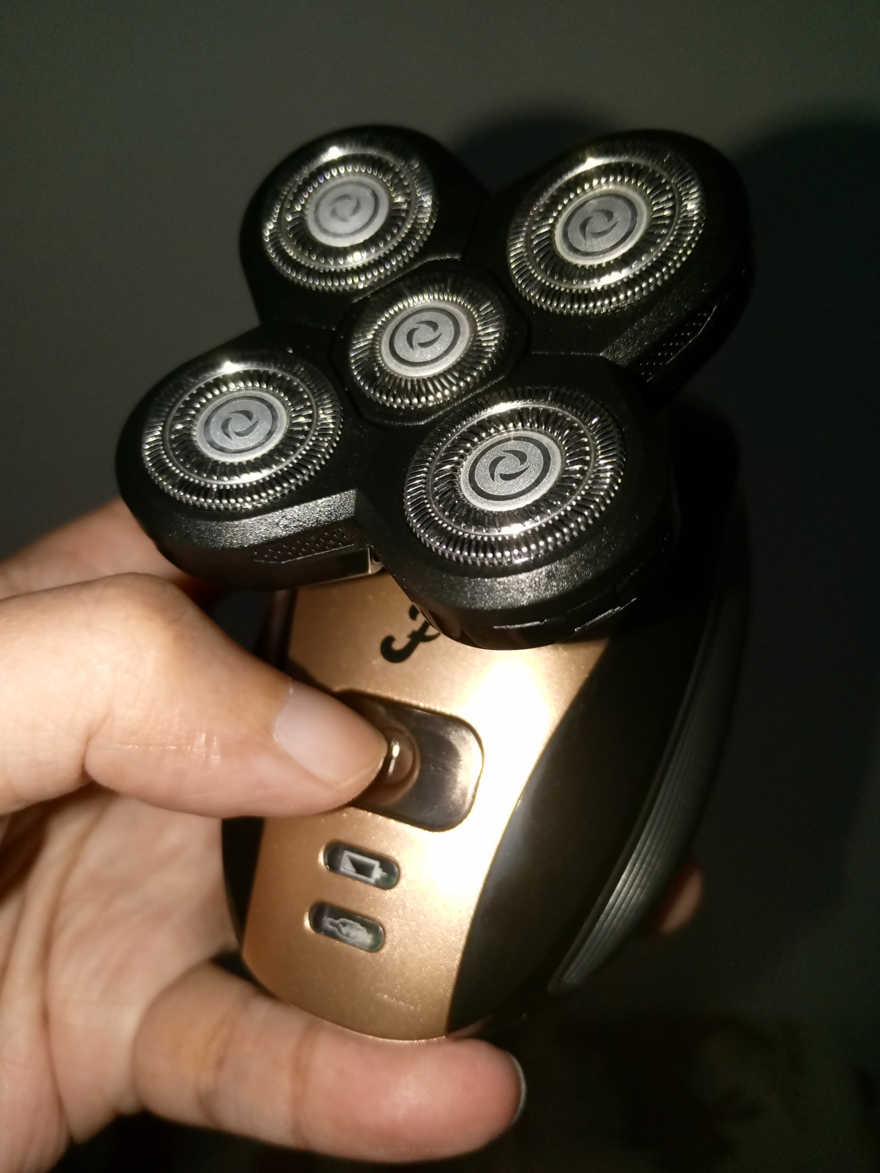 How to Clean Your Electric Head Shaver (with Pictures)